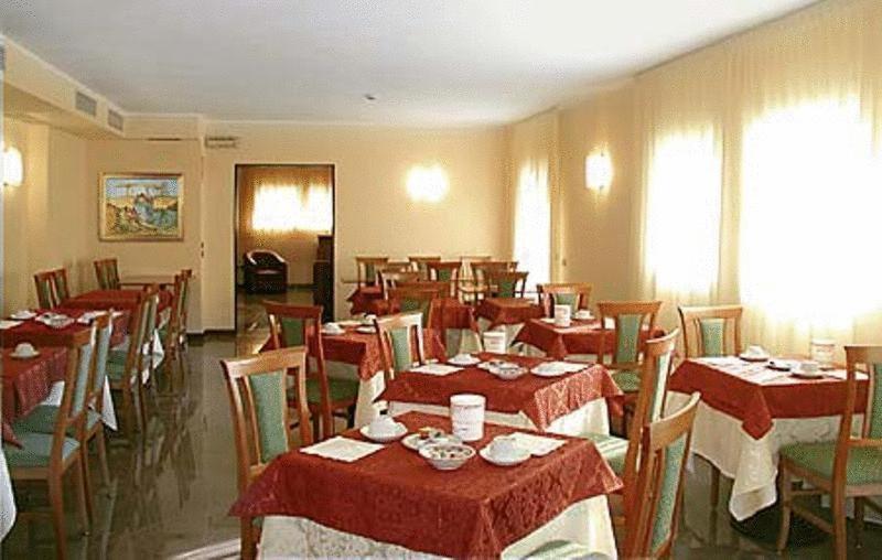 Hotel Dal Ponte Басано дел Грапа Екстериор снимка