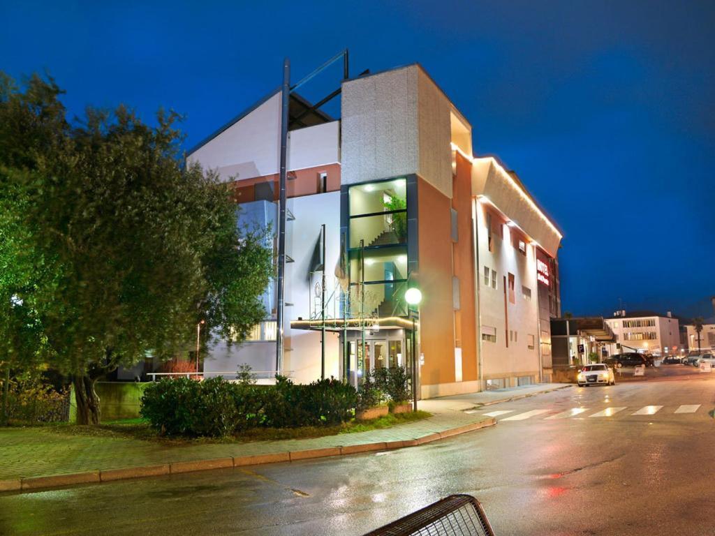 Hotel Dal Ponte Басано дел Грапа Екстериор снимка