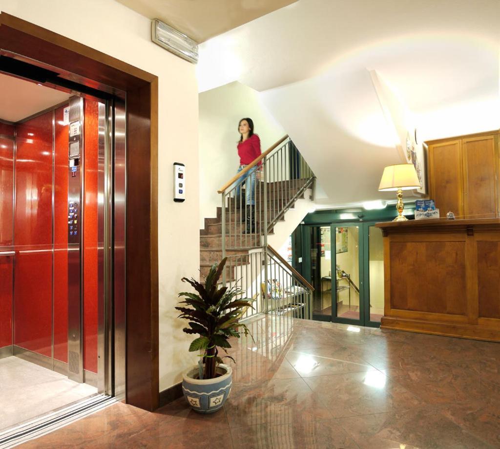 Hotel Dal Ponte Басано дел Грапа Екстериор снимка