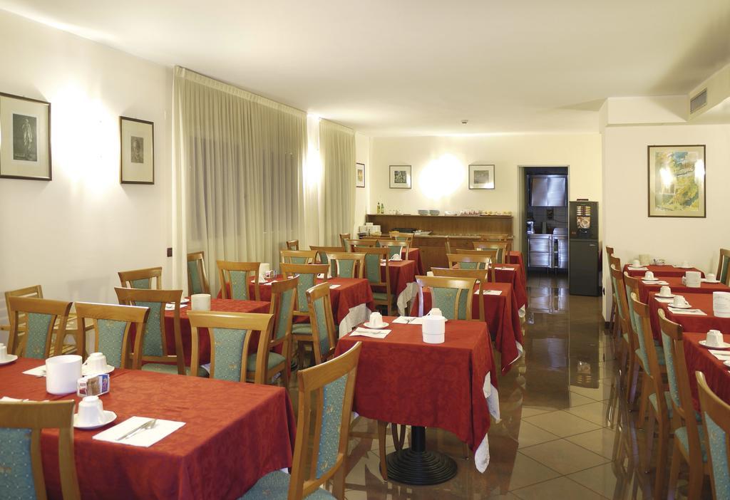 Hotel Dal Ponte Басано дел Грапа Екстериор снимка