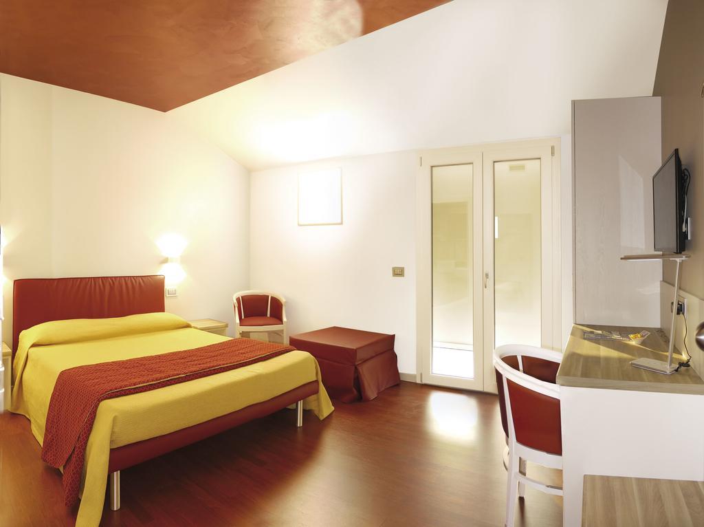 Hotel Dal Ponte Басано дел Грапа Екстериор снимка