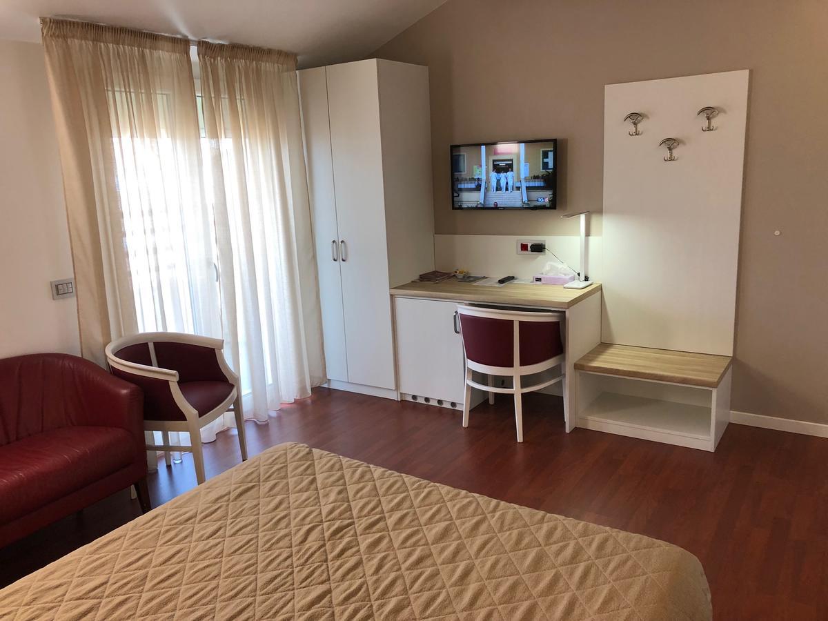 Hotel Dal Ponte Басано дел Грапа Екстериор снимка